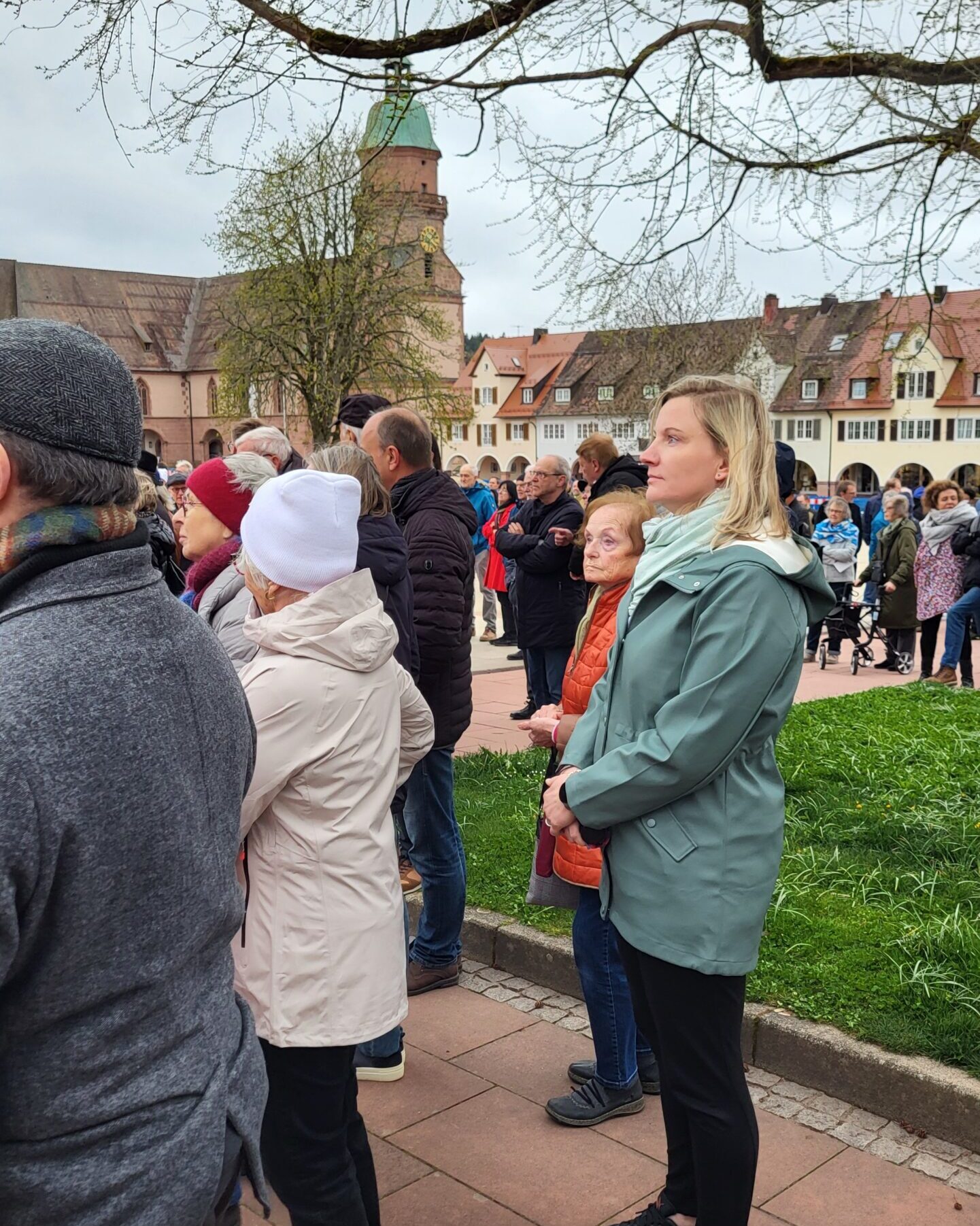 Bild von Bettina Ahrens-Diez draußen bei einer Versammlung